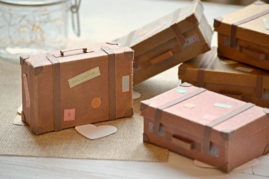 Valigia di cartone in miniatura
