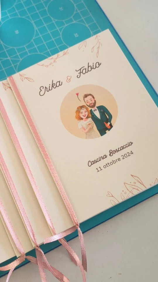 Giro i video, poi li dimentico, ma un giorno all'improvviso li pubblico! Per il matrimonio di Erika e Fabio abbiamo realizzato dei libretti messa piccoli ma troppo carini, rilegati semplicemente con un nastrino di raso. 
Ti piace la grafica? E questo stile di libricino?