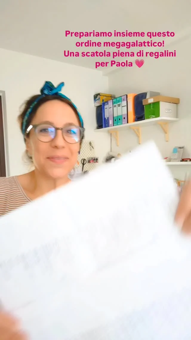 Prepariamo insieme un ordine gigante per Paola!
Si vede che sono felicissima?!

È sempre bello preparare i vostri pacchetti, giuro!