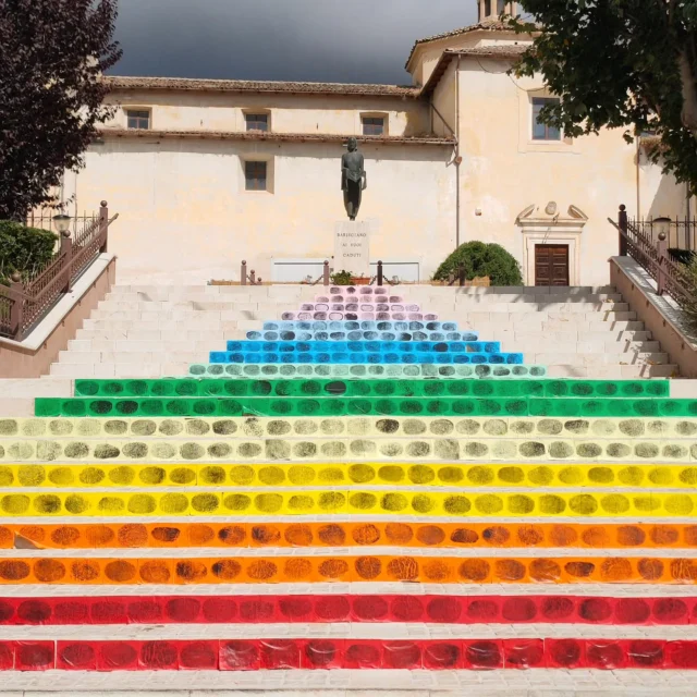 Oggi abbiamo creato un'installazione artistica, un'opera collettiva, effimera, con l'artista internazionale @indiraurrutia_art 

Un progetto che ha coinvolto tutto il paese e portato mille colori in una giornata grigia!

Grazie a @indiraurrutia_art ❤️ e al comune di Barisciano

Passate a vederla, prima che svanisca!