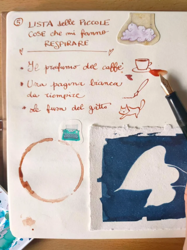 📝 LISTA PER CUORI DISORDINATI - Lista delle piccole cose che mi fanno respirare.

Ho scritto questa lista appena alzata, ancora molto assonnata, guidata dalla voglia di caffè.

La rubrica ha saltato un giro la scorsa settimana quindi recuperiamo oggi e il prossimo venerdì! I piani saltano ma le liste restano ❤️

E se vuoi aggiungere qualche disegno sul tuo quaderno, guarda il mio gatto mezzo storto e vai tranquilla! Il disegno non ti giudica mai.

Quali piccole cose ti rendono felice?
✍🏻Aggiungi la tua voce alla lista! 

 

#listepercuoridisordinati #liste #esercizicreativi #lisacix