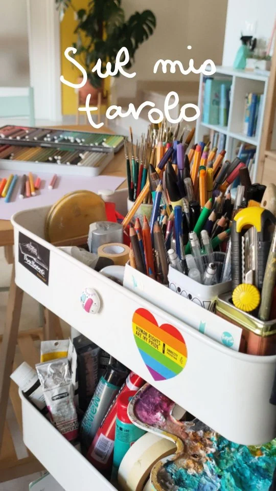 🌈3 cose +1 che non possono mai mancare sul mio tavolo da disegno. 
Qual è la cosa che non manca mai sul tuo?

#artstudio #atelier