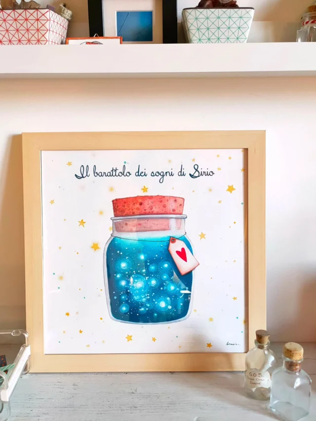 ✨Il Barattolo dei sogni compie 11 anni e resta uno dei vostri preferiti!

L'ho disegnato in un pomeriggio d'inverno del 2015, quasi nevicava e c'era una luce magica.
Ho cercato quella stessa luce perdendomi tra le sfumature blu di questo disegno. 
L'ho pensato come un barattolo di sogni, ma negli anni gli avete dato le più svariate interpretazioni: stelle, marmellata, calma, futuro... È bellissimo vedere come gli occhi leggono le illustrazioni🥰

Stampa, spilla, calamita, quaderno, diario segreto... Cos'altro lo facciamo diventare? Vota!