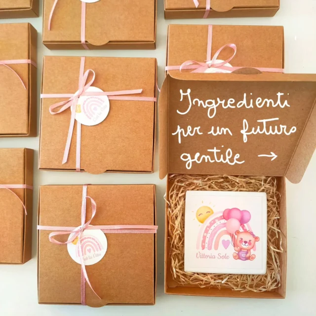 La nostra ricetta sostenibile mescola carta e materiali naturali, oltre ad una buona dose di cura, artigianato e meraviglia.

Immagina un futuro diverso, un pianeta rispettato, il ritorno a gesti umani e pieni di amore: un futuro rosa per Vittoria Sole e tutti i bimbi che verranno💖

Con amore,
Lisa