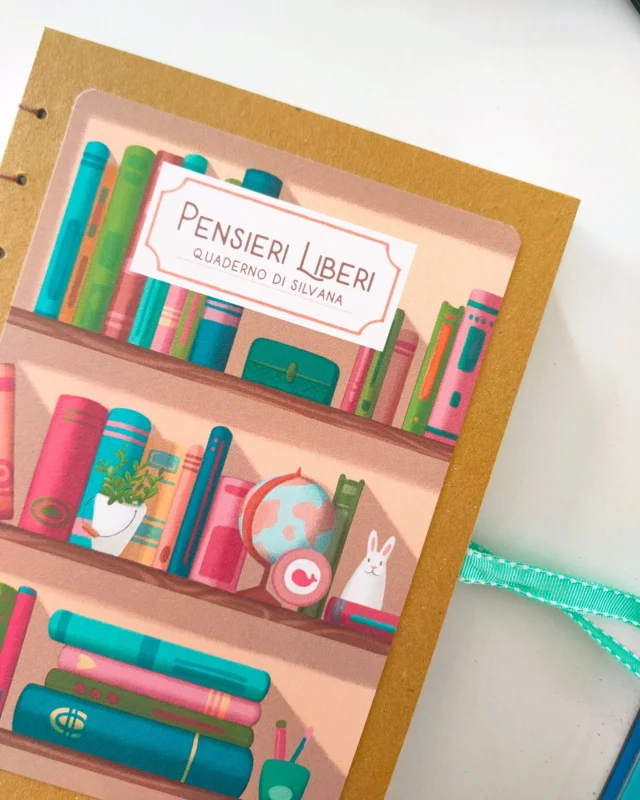 "Non vorrei fare il solito regalo." È una delle frasi che sento più spesso!

Questa volta il regalo era per una collega. Un'insegnante, appassionata di lettura e di scrittura. Invece di cercare qualcosa di già pronto, chi l'ha commissionato ha deciso di partire da lei, dalle sue passioni. Così è nato questo diario!

La cosa che mi fa piacere più di tutte è che tornate dicendomi che il regalo è stato apprezzato e la frase che dice chi lo riceve è "Questo parla proprio di me." 
Credo che sia proprio questo il significato di un regalo personalizzato 🥰
