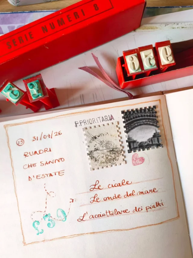 📝 LISTA PER CUORI DISORDINATI
Rumori che sanno d'estate 

🦗 Le cicale 
🌊 Le onde del mare
🍽️ L'acciottolare dei piatti dalle finestre aperte.

Ho trovato questa macchinetta per fare i francobolli, non sono bellissimi?! Se ti interessa scrivimi FRANCOBOLLO e ti invio i dettagli. 

Faremo una pausa durante il mese di agosto e torneremo con i nostri esercizi creativi a settembre!

I tuoi rumore estivi preferiti quali sono? 
✍🏻Fammi sapere qui sotto! 

#listepercuoridisordinati
#esercizicreativi
#lisacix