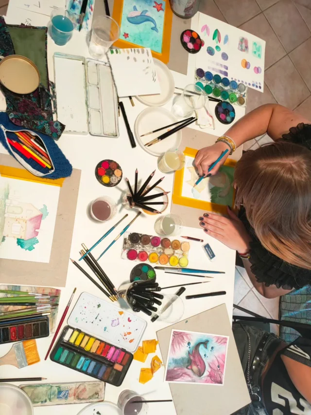 Si sono appena conclusi i corsi di acquerello nella Stanza Dei Colori e sono davvero senza parole😍 
Siete stati tanti, bravissimi, ognuno con la sua personale visione sul mondo.

Ho collezionato qui alcuni lavori dei miei fantastici corsisti, guardate che meraviglia!!
Ho conosciuto persone fantastiche, piene di talento e scambiato chiacchiere interessanti. Le storie di vita sono sempre una carezza al cuore.

Vi aspetto fino al 31 agosto con @callistodinardo e @inclaud1989 con la nostra mostra collettiva a Barisciano.

Un grazie di mille colori,
Lisa