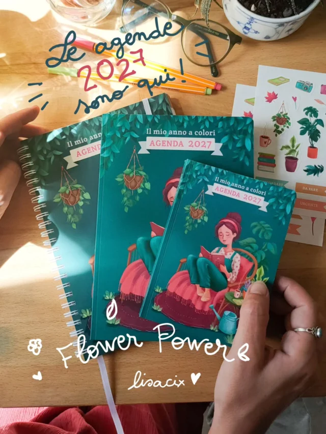 🌷𝗔𝗴𝗲𝗻𝗱𝗮 𝟮𝟬𝟮𝟳 · 𝗜𝗹 𝗺𝗶𝗼 𝗮𝗻𝗻𝗼 𝗮 𝗰𝗼𝗹𝗼𝗿𝗶🌷

Ci ho lavorato per mesi e poterla finalmente mostrare mi riempie di felicità! 

Da oggi puoi scegliere la tua agenda 2027 ed immergerti in un’atmosfera suggestiva fatta di piante e fiori. Che il Flower Power sia con noi!!

Non tutti abbiamo lo stesso modo di organizzare le giornate quindi ho ideato 3 versioni:

🌸 𝗕𝗿𝗼𝘀𝘀𝘂𝗿𝗮 𝗔𝟱 settimana orizzontale, tanto spazio per scrivere, realizzata da noi e personalizzabile con il tuo nome.  Con segnalibro coordinato e stickers.

🌼 𝗕𝗿𝗼𝘀𝘀𝘂𝗿𝗮 𝗔𝟲  stesso tipo di organizzazione, in un formato più piccolo e comodo da portare con te. Anche questa realizzata da noi e personalizzabile. Con segnalibro coordinato e stickers.

🏵️ 𝗔𝗱 𝗮𝗻𝗲𝗹𝗹𝗶 𝗔𝟱 settimana verticale con gli orari, per chi preferisce organizzare gli appuntamenti seguendo la giornata. Con elastico di chiusura, nastrino segnapagina e stickers.

Dentro ci sono illustrazioni, colori, pagine da riempire, appuntamenti da ricordare e un piccolo mondo che ho costruito mese dopo mese, ispirato alla natura e ai fiori. 

L'ho pensata per chi ama organizzarsi e vuole un oggetto non sono utile ma anche bello da vedere e scrivere. 

Tre agende, tre modi diversi di vivere la settimana, ma lo stesso 2027 a colori.

Gli ordini sono aperti da oggi nel mio shop!

lisaciccone.com

🌷𝗔𝗴𝗲𝗻𝗱𝗮 𝟮𝟬𝟮𝟳 · 𝗜𝗹 𝗺𝗶𝗼 𝗮𝗻𝗻𝗼 𝗮 𝗰𝗼𝗹𝗼𝗿𝗶🌷

Ci ho lavorato per mesi e poterla finalmente mostrare mi riempie di felicità! 

Da oggi puoi scegliere la tua agenda 2027 ed immergerti in un’atmosfera suggestiva fatta di piante e fiori. Che il Flower Power sia con noi!!

Non tutti abbiamo lo stesso modo di organizzare le giornate quindi ho ideato 3 versioni:

🌸 𝗕𝗿𝗼𝘀𝘀𝘂𝗿𝗮 𝗔𝟱 settimana orizzontale, tanto spazio per scrivere, realizzata da noi e personalizzabile con il tuo nome.  Con segnalibro coordinato e stickers.

🌼 𝗕𝗿𝗼𝘀𝘀𝘂𝗿𝗮 𝗔𝟲  stesso tipo di organizzazione, in un formato più piccolo e comodo da portare con te. Anche questa realizzata da noi e personalizzabile. Con segnalibro coordinato e stickers.

🏵️ 𝗔𝗱 𝗮𝗻𝗲𝗹𝗹𝗶 𝗔𝟱 settimana verticale con gli orari, per chi preferisce o