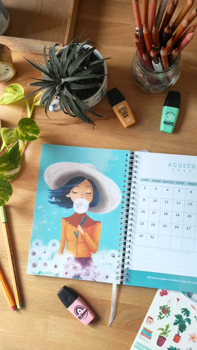 Per il 2027 ho preparato 3 versioni della nuova agenda: due in brossura, realizzate qui in laboratorio e personalizzabili con il tuo nome, e una ad anelli. Cambiano alcuni dettagli, ma il cuore è lo stesso! 12 mesi illustrati pieni di colore, fiori e personaggi dolci. 

Domani ti racconto meglio le differenze e finalmente potrai scegliere la tua!

Ordini aperti dal 25 settembre 🌿❤️