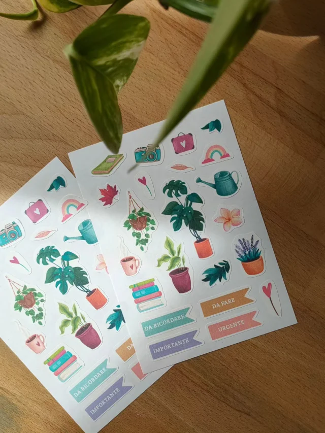 Un piccolo universo verde inizia a prendere vita.
Qui stiamo preparando le prime agende da spedire: le brossure con i vostri nomi in copertina, le agende ad anelli e poi i set di adesivi che ho disegnato con tanto amore per farvi aggiungere un po' di colore tra i mille appuntamenti!

Il laboratorio oggi, anche se è domenica, vive di un caos di carta e colore!

I primi ordini sono in partenza🥰🌿