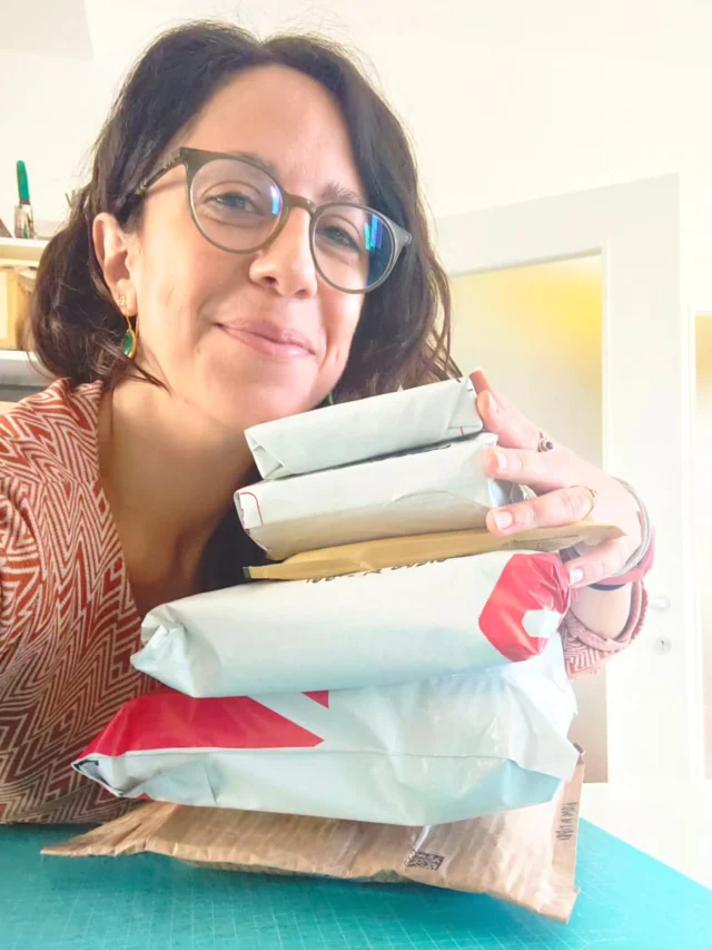 Abbiamo spedito i primi carichi di pacchetti e a breve riceverete le vostre agende! 

🌿Con il pretesto di questo nuova agenda green vorrei tanto vedere i vostri angoli di piante e piantine. 
Mi sa che la mia aglaonema sta mettendo un fiore: voi ne sapete qualcosa?!

Grazie @sfobbo, ti ho trovato su fb tempo fa e, oltre a tanti consigli sulle piante, mi hai trasmesso un gran senso di serenità verso le nostre amichette verdi!💚