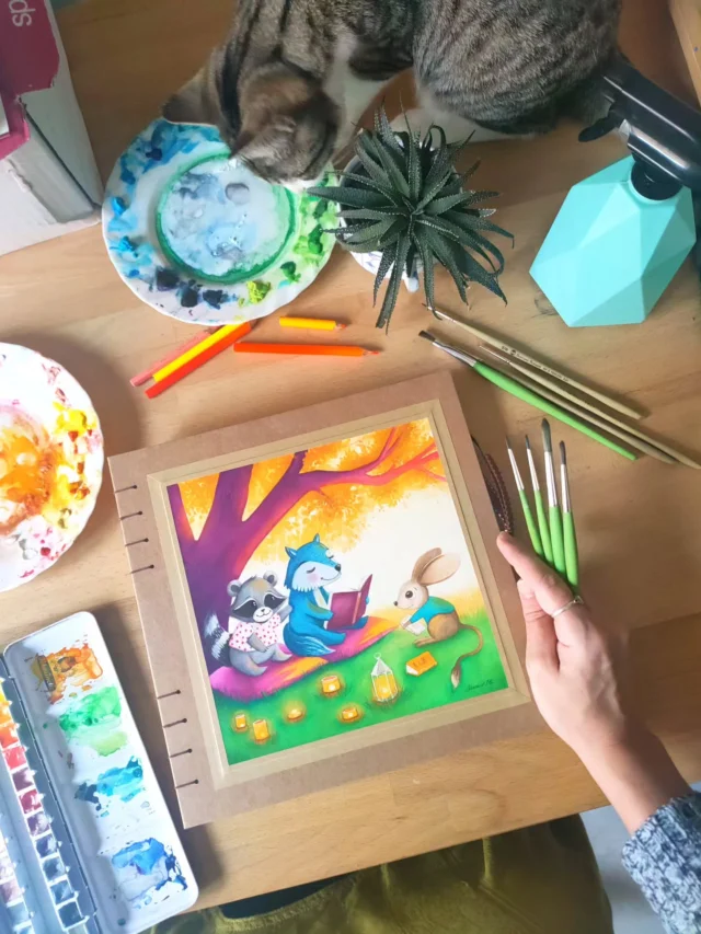 💕Come si fa un regalo a una persona che negli anni ci ha dato tanto?

Nicole ha scelto di raccontarlo con un album personalizzato.
Per sua sorella ha immaginato un albero di famiglia molto speciale!
Sotto un albero, la mamma procione appoggia una zampa sulla spalla della zia lupacchiotta, in segno di presenza e affetto. La zia legge una storia al nipotino Martino.

Dentro questo album illustrato c'è molto più di un ritratto di famiglia. C'è una sorella che è stata guida, rifugio, punto di riferimento. E c'è una zia che desidera esserlo, a sua volta, per il nipotino.

È la forza delle illustrazioni: trasformare una storia che appartiene solo a voi in qualcosa da custodire, sfogliare, ritrovare negli anni ❤️

Se anche tu hai una persona a cui vorresti raccontare quanto è importante per te, possiamo partire dalla vostra storia.

Vado a disegnare la prossima✍🏻

#idearegalo #regalopersonalizzato #regaloperfetto #albumpersonalizzato